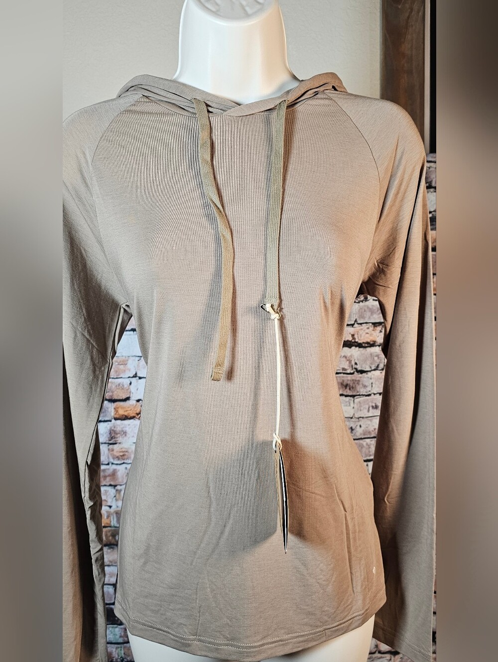 Duck Camp Women's Lightweight Performance Hoodie Fossil Medium NWT